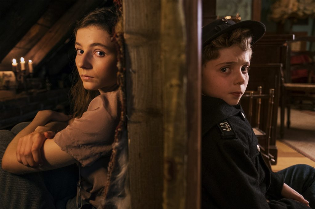 JOJO RABBIT Roman Griffin Davis Thomasin McKenzie