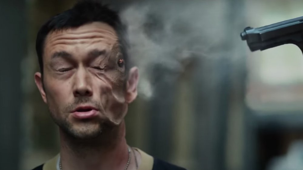 O personagem de Joseph Gordon-Levitt leva um tiro, mas graças aos superpoderes gerados pela droga Power ele sobrevive.